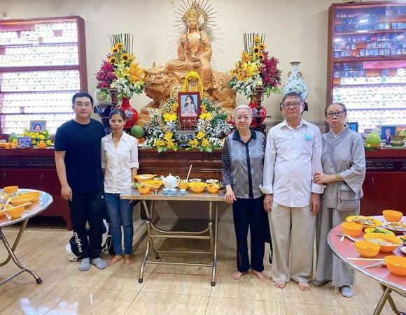 Bố mẹ Phùng Ngọc Huy lên chùa cầu siêu cho Mai Phương tròn 100 ngày mất