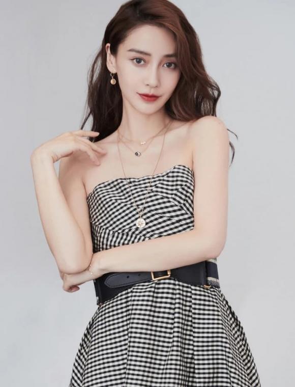 Angelababy mũi lệch, cổ trơ xương khác hẳn với hình ảnh đã qua photoshop?