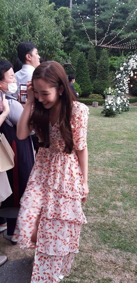 'Thư ký Kim' Park Min Young chiếm spotlight khi đi dự đám cưới nhà người ta