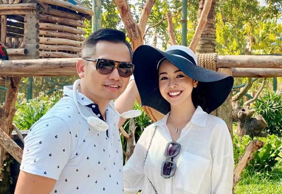 Jennifer Phạm 'tay xách nách mang' khi đi du lịch cùng gia đình chồng ở Đà Nẵng