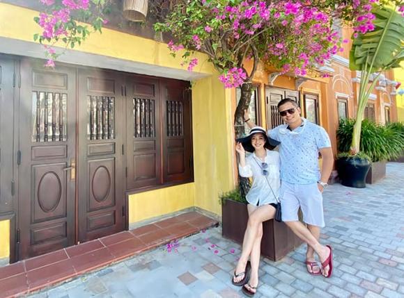 Jennifer Phạm 'tay xách nách mang' khi đi du lịch cùng gia đình chồng ở Đà Nẵng