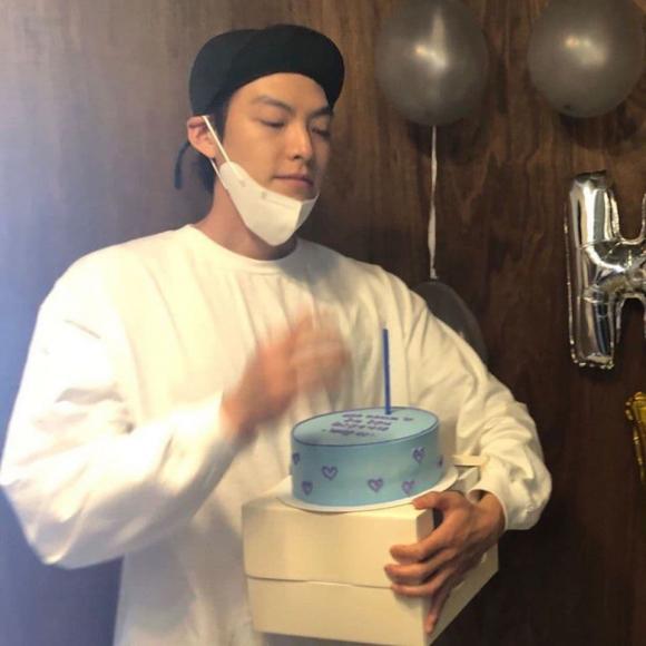 Kim Woo Bin để mặt mộc đón sinh nhật đầu tiên khi “về chung nhà” với Shin Min Ah