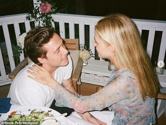 brooklyn beckham, cậu cả nhà becks, cầu hôn, sao hollywood