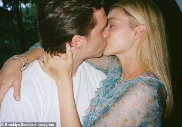 brooklyn beckham, cậu cả nhà becks, cầu hôn, sao hollywood