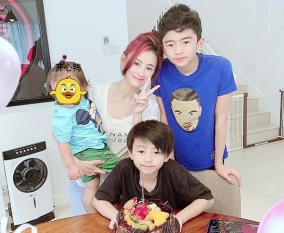 Trương Bá Chi đăng ảnh sinh nhật con trai Lucas nhưng mọi sự chú ý lại đổ dồn về Tạ Đình Phong