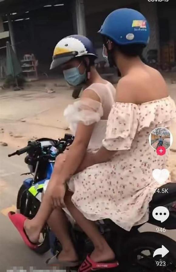 Vì sao phụ nữ Sài Gòn xưa ngồi một bên ở sau xe máy – xe đạp?