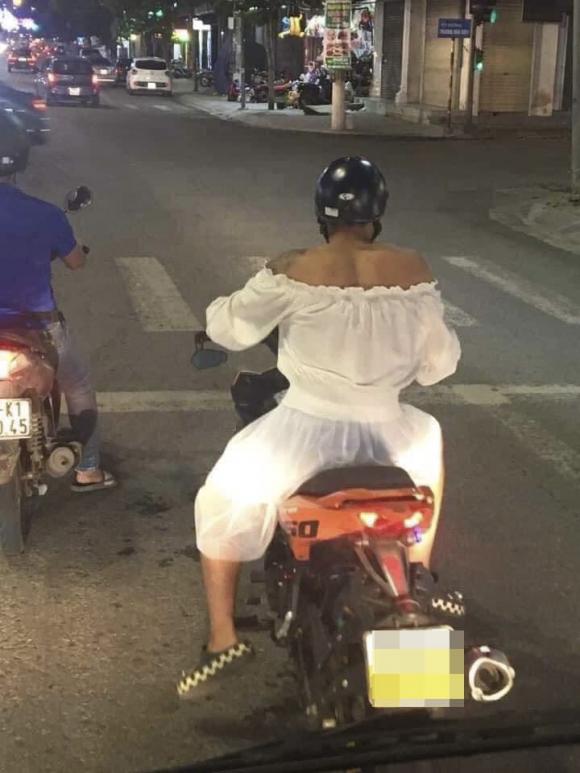 Loạt nam nhân bắt trend mặc váy lái xe máy ra đường