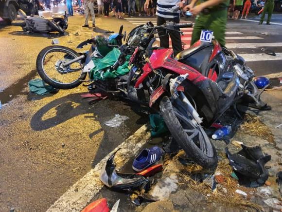 Xe Camry tông hàng loạt xe máy, tai nạn giao thông, đạp nhầm chân ga