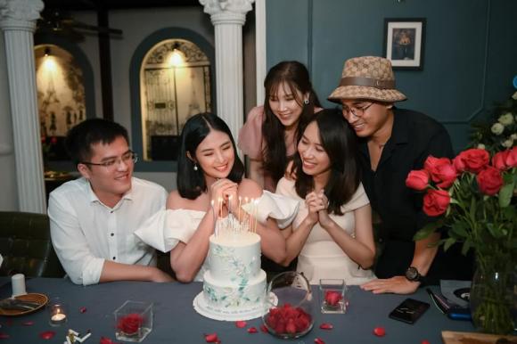 Ngọc Hân tổ chức tiệc kỷ niệm 10 năm đăng quang Hoa hậu Việt Nam bên hôn phu và gia đình