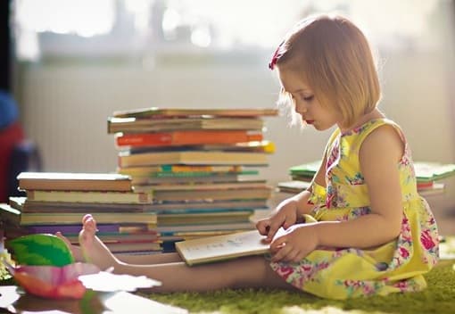 chăm sóc trẻ nhỏ, lưu ý khi chăm sóc trẻ, dạy trẻ thói quen đọc sách