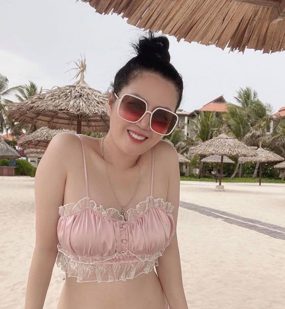 Ca sĩ Đinh Hiền Anh gây chú ý với loạt ảnh diện bikini bốc lửa bất chấp tuổi 42