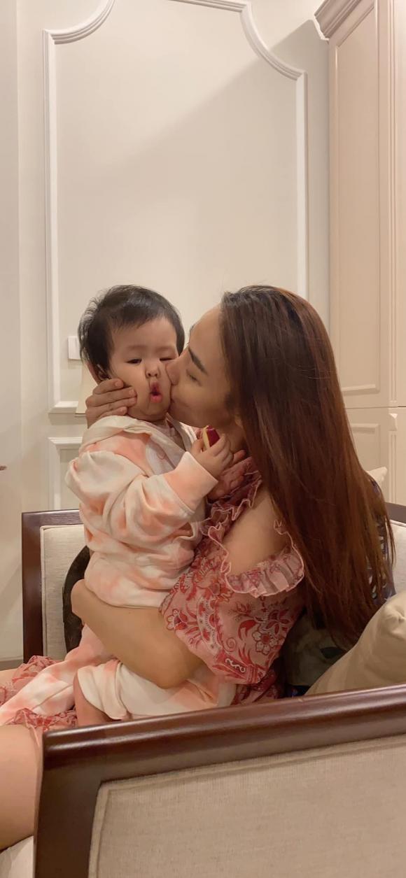 Biểu cảm cực yêu của con gái Lê Phương khi được Ngân Khánh hôn