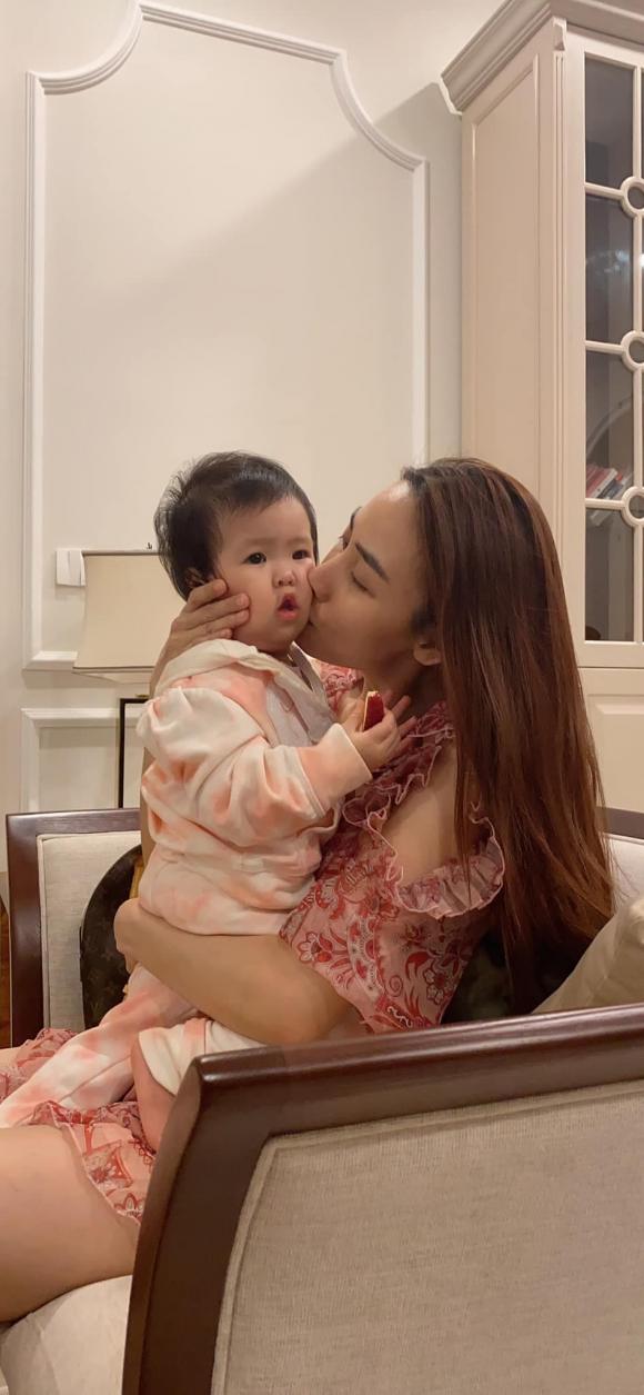 Biểu cảm cực yêu của con gái Lê Phương khi được Ngân Khánh hôn