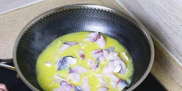 Hướng dẫn cách nấu món cá sốt dưa chanh, chỉ cần nhớ một mẹo nhỏ này là cá chín mềm, chuẩn vị không bị tanh