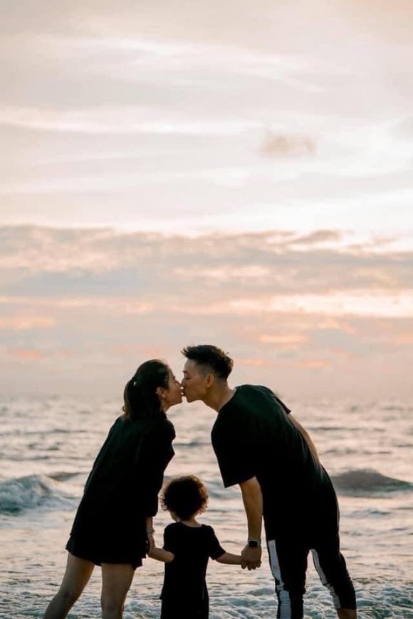 Đầy rẫy chuyện 'cắm sừng', 'đổ vỏ' nhìn sang chuyện tình của Ba Duy giúp dân mạng có thêm niềm tin vào tình yêu đẹp