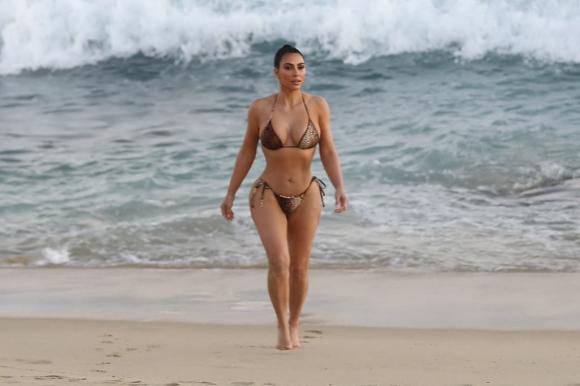 Kim Kardashian khoe đường cong 'nảy lửa' trên bãi biển, ông xã Kanye West liệu có còn muốn ly hôn?