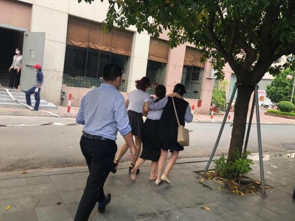 Vụ bé gái rơi từ tầng 12 chung cư ở Hà Nội: Bố mẹ khóc ngất khi nhận thi thể con