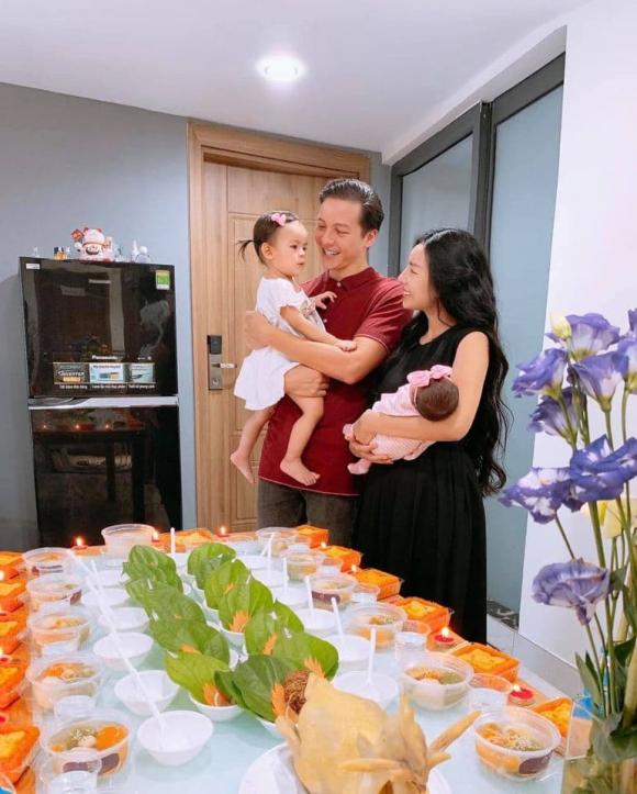 Diễn viên Dương Hoàng Anh tổ chức đầy tháng cho con thứ 2, nhan sắc của bà xã mới đáng chú ý