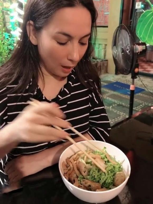 Bị fan chụp bằng camera thường khi đang ăn, nhan sắc thật của Phi Nhung gây choáng