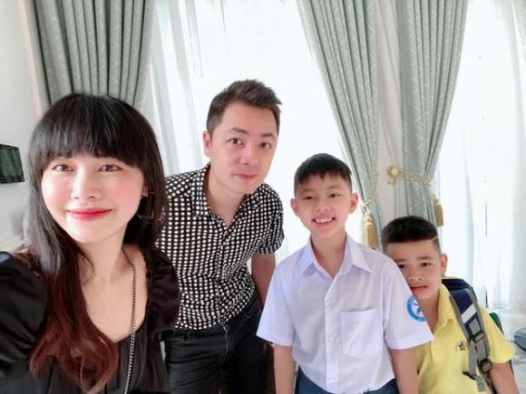 Sao Việt đưa con đi khai giảng năm học mới: Con trai Tuấn Hưng dạn dĩ vào lớp 1, quý tử nhà Đăng Khôi khóc vì phải xa mẹ