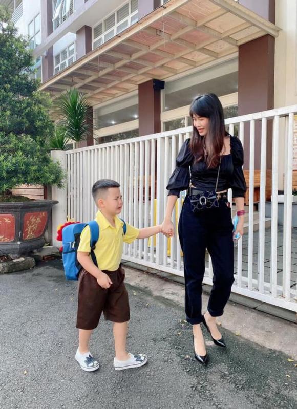 Sao Việt đưa con đi khai giảng năm học mới: Con trai Tuấn Hưng dạn dĩ vào lớp 1, quý tử nhà Đăng Khôi khóc vì phải xa mẹ