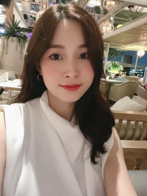 Hoa hậu Đặng Thu Thảo đi mừng sinh nhật 'ông mai', nhan sắc thăng hạng sau hơn 3 tháng sinh quý tử