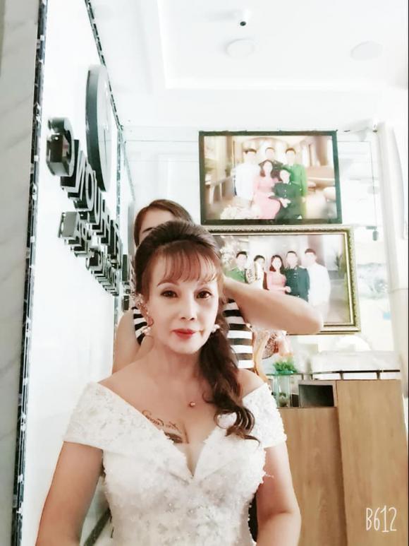'Cô dâu 62 tuổi' Thu Sao mặc váy gợi cảm, lộ cả hình xăm ở ngực khi chụp ảnh kỷ niệm 2 năm ngày cưới chồng trẻ