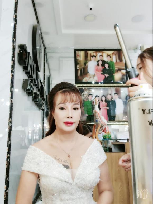 'Cô dâu 62 tuổi' Thu Sao mặc váy gợi cảm, lộ cả hình xăm ở ngực khi chụp ảnh kỷ niệm 2 năm ngày cưới chồng trẻ