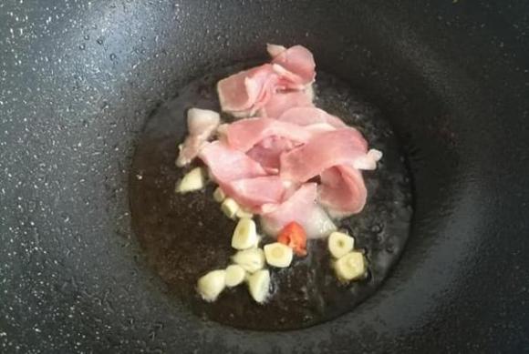 Cách làm thịt heo xào cà tím, thịt thơm ngon không hề bị dính chảo