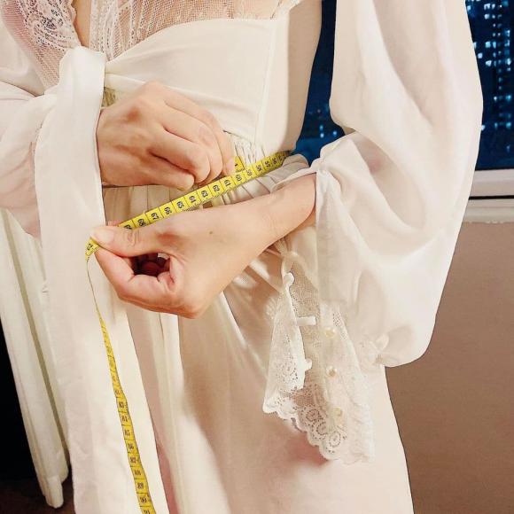 Chị gái Ngọc Trinh diện váy phô vòng một táo bạo, tiết lộ vòng eo chạm mốc 59 cm sau sinh