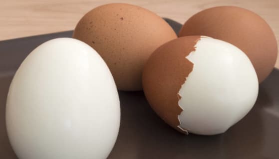Sau khi luộc trứng, bạn đừng chỉ dùng nước lạnh để ngâm, hãy đổ thêm “1 thứ” nữa, khi chạm vào vỏ trứng sẽ bong rơi ra!