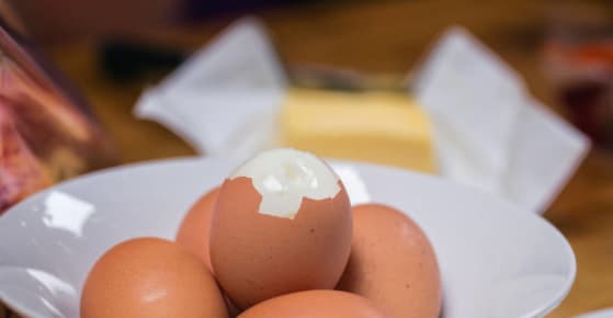 Sau khi luộc trứng, bạn đừng chỉ dùng nước lạnh để ngâm, hãy đổ thêm “1 thứ” nữa, khi chạm vào vỏ trứng sẽ bong rơi ra!