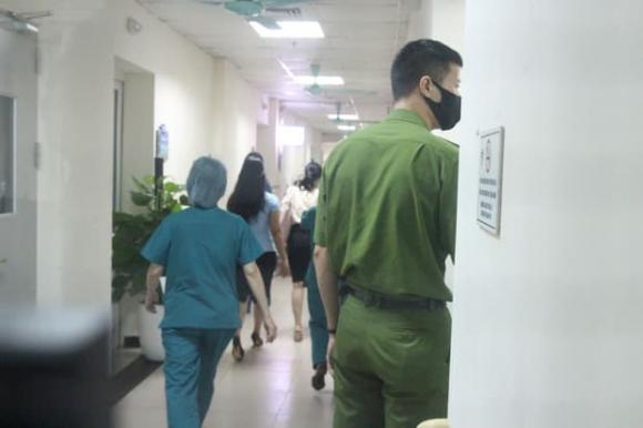 bé sơ sinh, bé bỏ rơi khe tường, Bệnh viện Xanh Pôn, Hà Nội