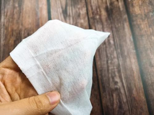 Để lau mông cho bé, nên dùng khăn ướt hay khăn giấy? Nhiều mẹ đã nhầm