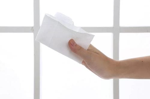 Để lau mông cho bé, nên dùng khăn ướt hay khăn giấy? Nhiều mẹ đã nhầm