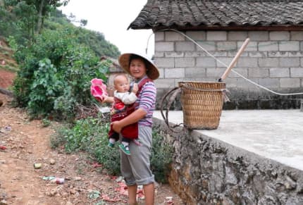 Tại sao người già ở nông thôn nuôi bảy tám con thì không mệt, mà bây giờ nuôi một con lại rất mệt?