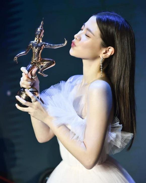 Mỹ nhân 'Chiếc lá cuốn bay' đẹp tựa nữ thần trong đêm trao giải 'Oscar Thái Lan', kéo đến ảnh hậu trường mà muốn xỉu
