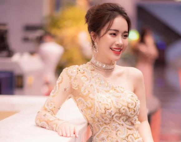 Nhan sắc xinh đẹp của nữ MC 'Bữa trưa vui vẻ' quyết thi Hoa hậu Việt Nam 2020