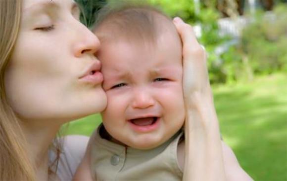 con khóc, nuôi dạy con cái, dạy trẻ, chăm con