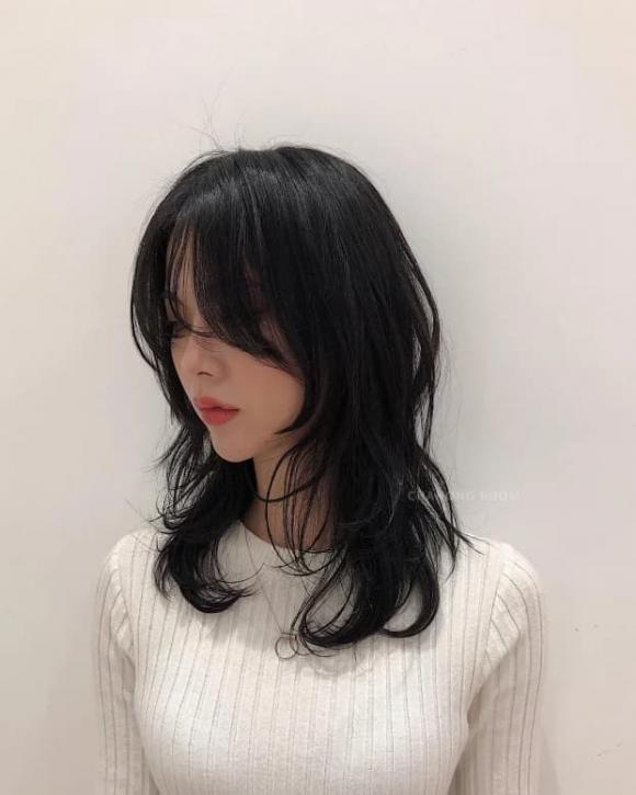 Kiểu tóc layer Hàn Quốc cho bạn gái với lớp tóc theo độ dài khác nhau, tạo nên vẻ đẹp bồng bềnh và quyến rũ. Hãy cùng xem hình ảnh để chiêm ngưỡng vẻ đẹp của kiểu tóc layer Hàn Quốc cho bạn gái và chọn cho mình một kiểu tóc mới nhất và phù hợp nhất.