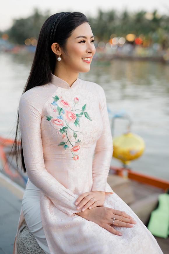 Đúng mẫu phụ nữ truyền thống, Hoa hậu Ngọc Hân học mẹ cách nấu nước bồ kết, thảo dược để gội đầu
