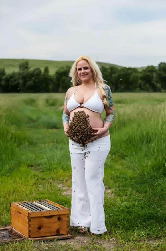 mẹ bầu đặt lên bụng 10 ngàn con ong, bộ ảnh mang bầu, mẹ bầu chụp ảnh