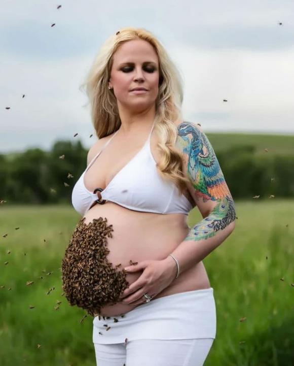 mẹ bầu đặt lên bụng 10 ngàn con ong, bộ ảnh mang bầu, mẹ bầu chụp ảnh