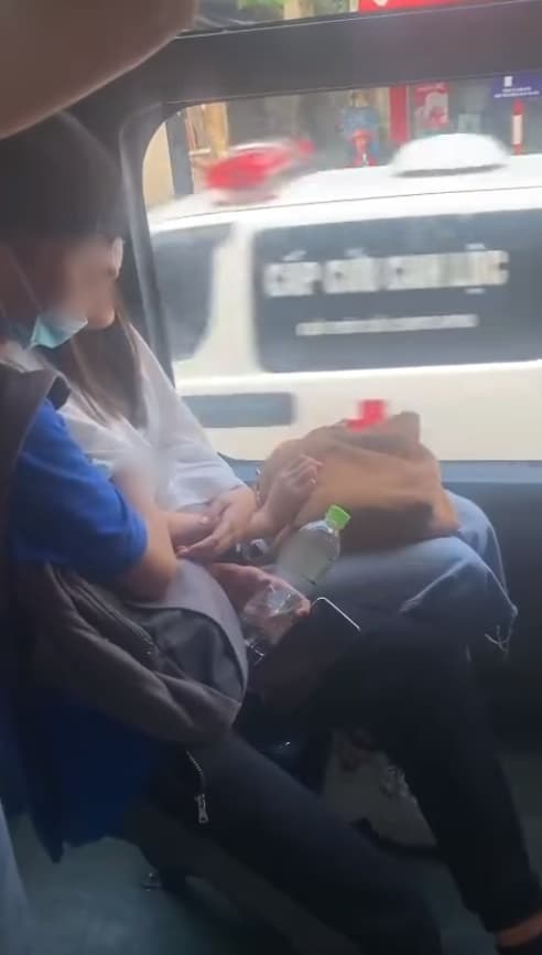 Chàng trai thản nhiên cho tay vào trong áo bạn gái khi đang trên xe buýt đông người!