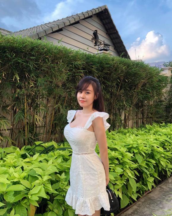 Chán kín cổng cao tường, Bà Tưng quay lại 'lối cũ' chuộng đồ xẻ sâu khoe vòng một căng tràn