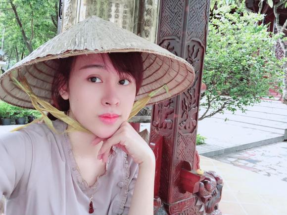 Chán kín cổng cao tường, Bà Tưng quay lại 'lối cũ' chuộng đồ xẻ sâu khoe vòng một căng tràn