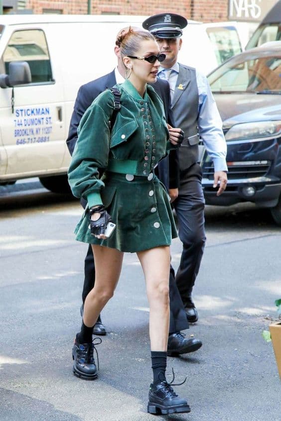 Siêu mẫu Bella Hadid xuất hiện trên đường phố New York với gu thời trang 'hết hồn'