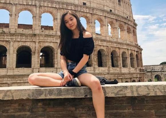 Nhan sắc tuổi 17 của con gái Lý Liên Kiệt: Vóc dáng đầy đặn, gợi cảm không thua kém mẹ Hoa hậu Lợi Trí thời trẻ