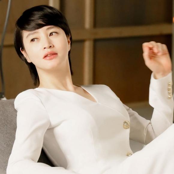 Cả Song Hye Kyo và Son Ye Jin đều phải 'chào thua' nhan sắc của chị đại U50 này