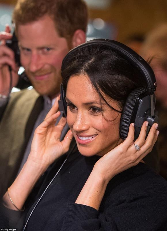 meghan markle, vợ chồng hoàng tử Harry, meghan markle bị ném đá